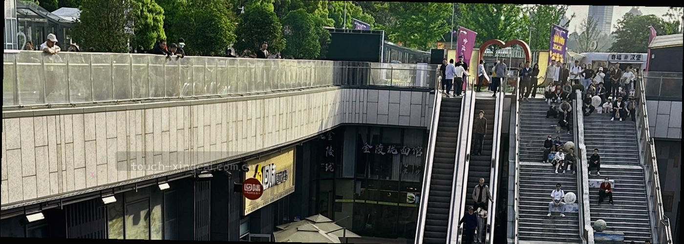 由光点和轨迹组成的足球场抽象图，中心有一触即达的符号